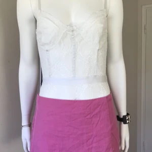 Vit spetsbody - Den är för liten för mig, väldigt liten i storlek får jag säga, snarare än S än L som står i. Aldrig använd. Den har knappar i grenen. 