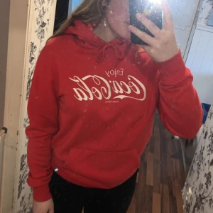 Hoddie  - Coca-Cola hoddie från H&M i stl S Hund och katt finns u hemmet!