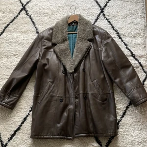 Skinnrock - Kvalitetsskinnrock, kragen avtagbar. Fint skick. Stl 52. Svensktillverkad 