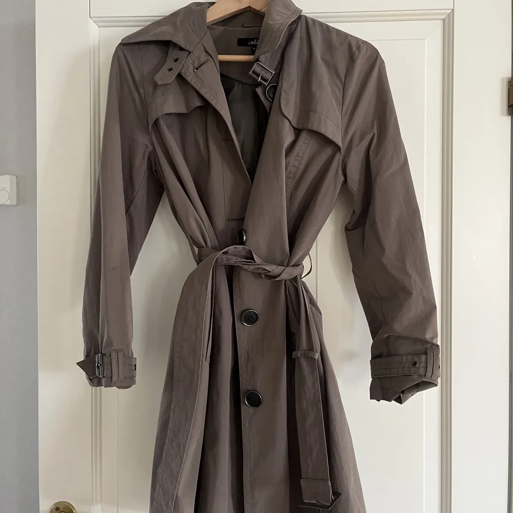 Säljer en superfin trenchcoat nu till våren, har köpt den secondhand men har själv aldrig använt den, bra skick. Skulle säga att färgen är mörkgrön/grå. Jackor.