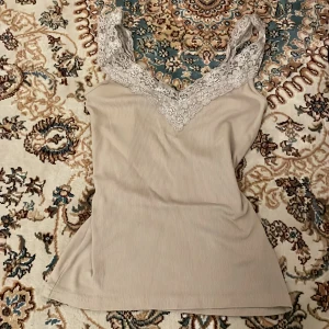 Spetslinne  - Super fint linne som inte kommer till användning i en beige aktig färg kontakta för fler bilder!💕