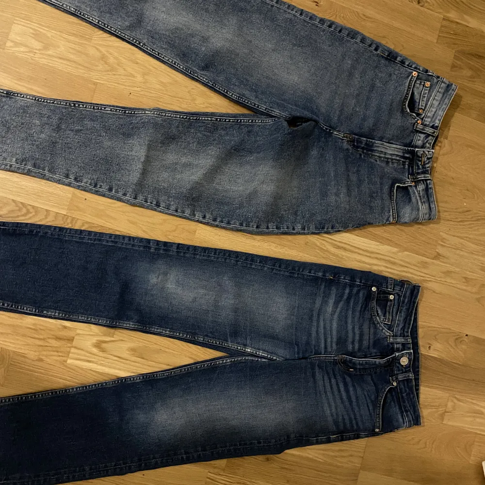 Två par jeans från hm för 350kr , s. Jeans & Byxor.