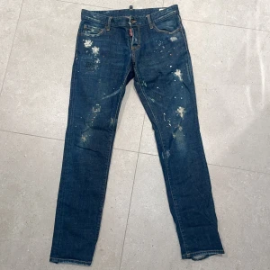 Dsquared2 jeans strl 48 - Dsquared2 jeans använda väldigt flitigt och ett fåtal gånger dem är i ett bra skick 8/10 Kvitto finns!