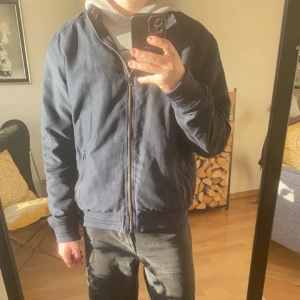 Chaps&freinds jacka - Mörkblå lite tunnare jacka för våren. Riktigt bra passform mm. Skick 10/10 nyskick. Storlek xl men passar M/L