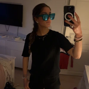 Chimi glasögon  - Super fina chimisar i färgen aqua och det är spegelglas, modell 08. Dessa säljs inte längre !! Kan byta mot 04. Jätte fint skick. Box och allt medföljer. Köp direkt för 650kr (ny pris är 1250kr )