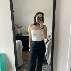 Svarta jeans från Weekday 28/32 - Så snygga svarta jeans i modellen Rowe från weekday. Säljes eftersom de är lite för små för mig.