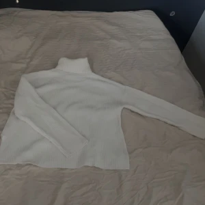 Stickad tröja  - Jätte snygg polo tröja med slits på sidorna😊 köpt från zalando och använd fåtal gånger 