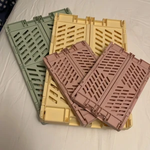 Förvarings lådor - Dessa fina lådor har inte plats hos mig längre, vilket jag tycker är jätte  synd eftersom jag älskar dem! Original pris : 80 kr st för de stora och 60 för de små. Säljer alla tillsammans för 180