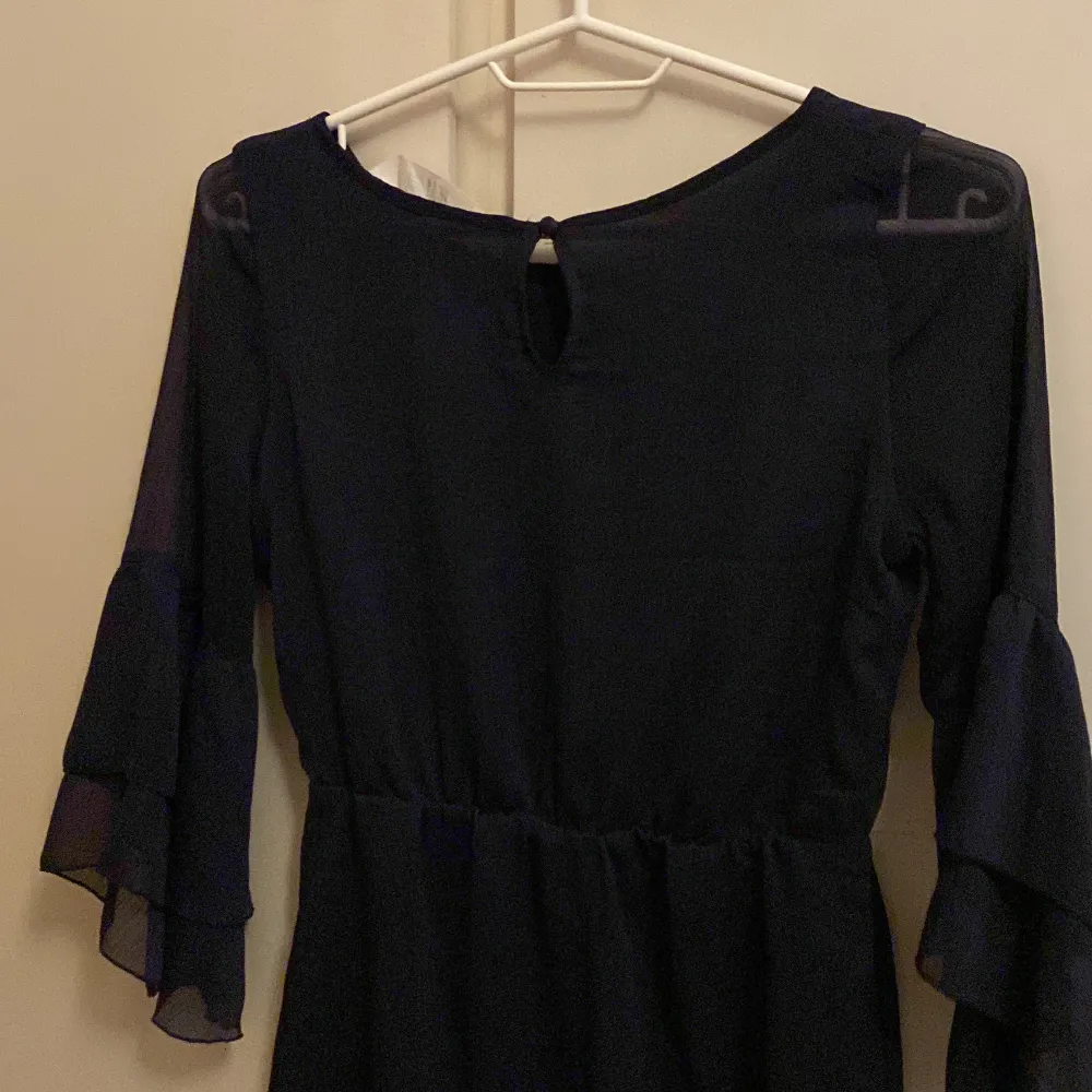 En väldigt mörkblå klänning med jättefin design på armarna. I bra skick också, Storlek 140 och från H&M. Använder mig ej av köp nu funktionen, kontakta mig om ni vill köpa❤️. Klänningar.
