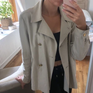 Filipa k kappa - Beige Vårkappa/trenchcoat från Filipa K. Går ej att köpa någon annanstans   Ps, på väldigt nära håll så är knapparna lite småslitna
