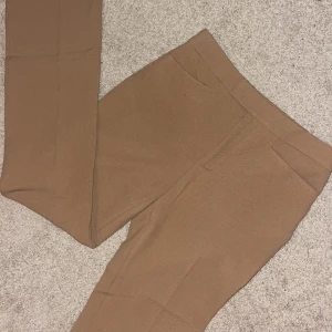 Lågmidjade byxor ifrån Zara - Supersnygga ”kamelförgade” lågmidjade kostymbyxor. De är i storlek M men skulle säga att storleken passar mer xs,s. Säljer då de är för små för mig nu.