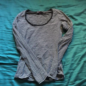 Urringad långärmad tröja XS - En tajt urringad långärmad tröja som är randig💗