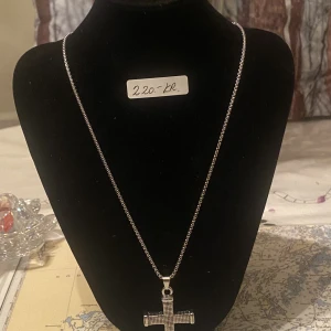Halsband  - Metall halsband med kors 