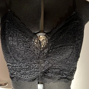 Svart bralette! - Jättefin bh/bralette i bra skick! Finns ingen ”padding” i kuporna utan är endast tyg, men det finns justerbara axelband. Lappen säger storlek L men skulle säga att den är lite liten i storleken💜