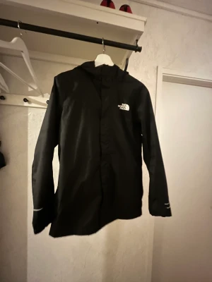 The north face  - Det här är en north face jacka äkta använd i 3 dagar den var inte i min storlek pris kan diskuteras 