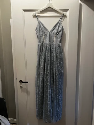 Superfin balklänning - En otrolig balklänning från NLY Eve.  Endast använd en gång, Nyskick. Storlek 38 men insydd till en 36.