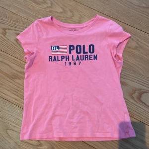 T-shirt - Storlek: 140  Den är väl använd. Men fortfarande i hyfsat bra skick.