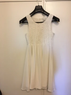 Klänning - Vit klänning som ny