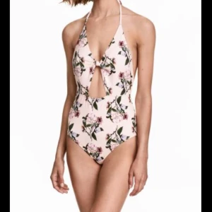Blommig baddräkt size 40 - Fin baddräkt från hm 