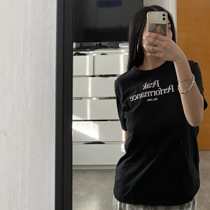 T-shirt  - En Peak Performance  T-shirt i svart, andvänds få tal gånger och är i bra skicka✨Storlek 170 köpt från Kids Brand Store💗