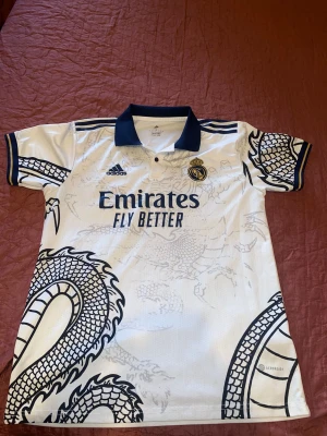 Jätte fin real madrid tröja, inte så gammal, inte mycke använt  - Real madrid tröja, snygg ritning på tröjan.