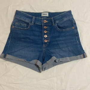 Mini-shorts från Only, XS - Mini-shorts från Only, storlek XS. Aldrig använda!