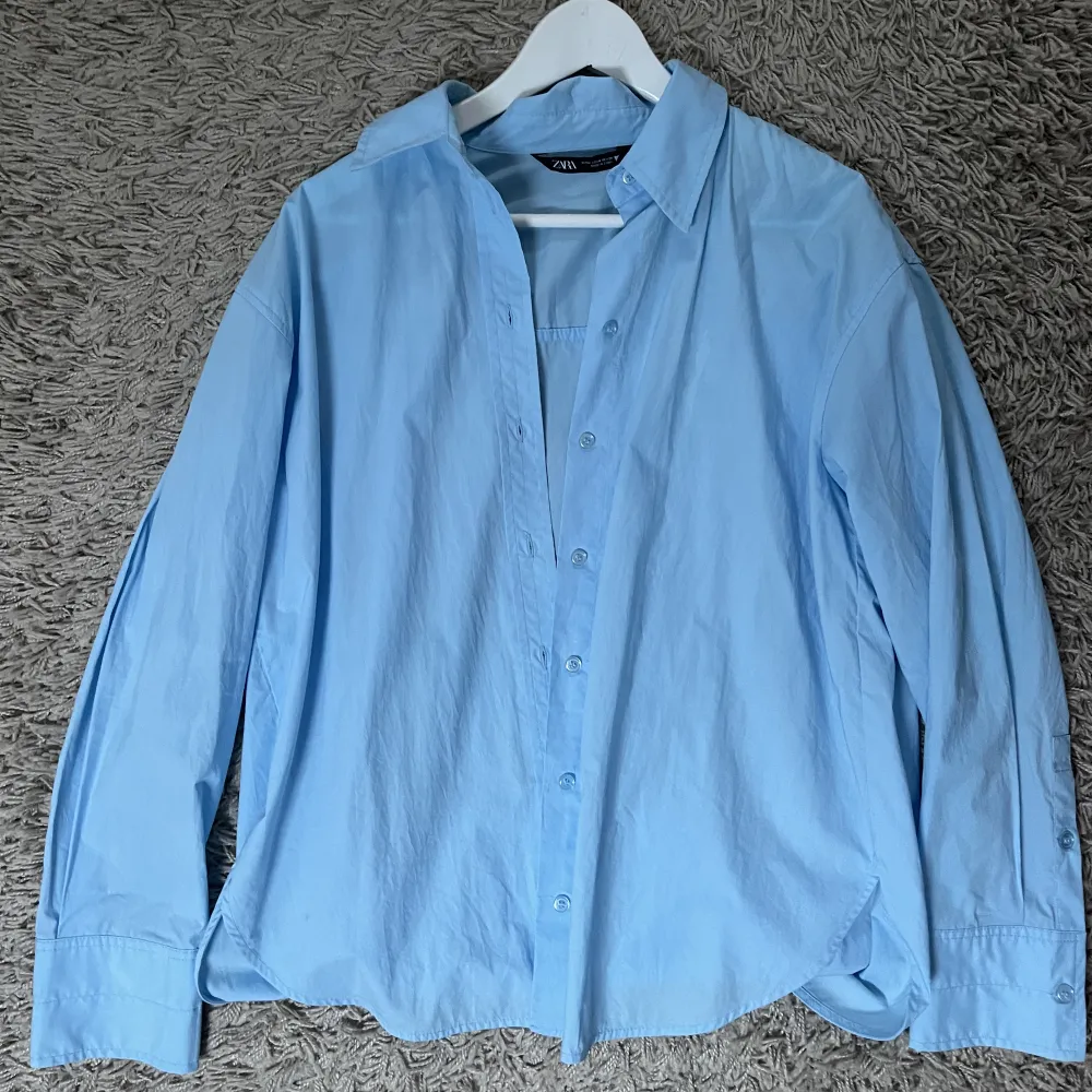 En fin blå skjorta från Zara - i nyskick (oanvänd). . Skjortor.