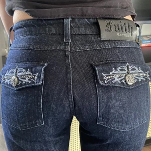 Super unika jeans!! - Aldrig använda mörkblåa jeans!! Säljer pga för långa. Köpt för 700kr säljer för 400kr för att de är aldrig använda💕 Storlek M❤️ Använd gärna köp nu funktionen!!!