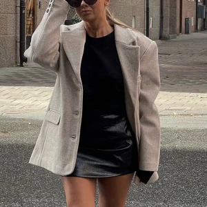 Kavaj kappa nelly - Säljer denna kappa/kavaj från Nelly. Storlek 40. Använd en gång. Jätte fin oversized fit. 