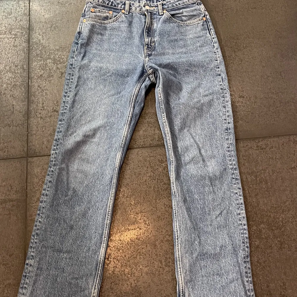 Ett par snygga weekday jeans i storlek 30/32. Modell Voyage. På bakfickan är det en liten blekning men annars är dom i perfekt skick. Pris kan diskuteras! . Jeans & Byxor.