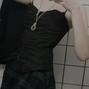 korsett topp - korsett topp med dragkedja på framsidan och snörning bak, storleken som står på lappen är storlek Large, men jag är själv storlek Small och den sitter helt perfekt- är vintage men vet inte exakt när då den tillhörde en släkting 