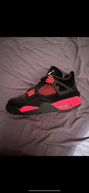 Jordan 4 red thunder   - Jorden 4 red thunder i storlek 42 knappt använda. Boxen och kvittot finns. Hör av er ifall ni undra något 