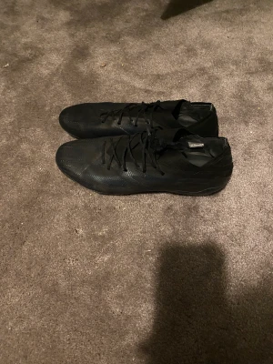 Adidas Nemeziz strl 44 - Adidas nemeziz strl 44, använda några gånger  Pris:350kr Nypris:2300kr