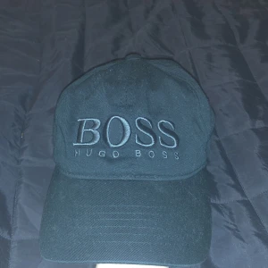 Svart Hugo boss keps jätte snygg justerbar storlek  - Köpte den för ett år sedan men aldrig använd pågrund av bytande av klädstil men är jätte bra skick 10/10 men är lite dammig men som är snabbt fixat 