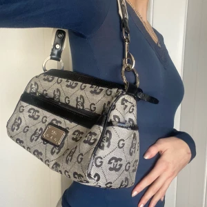 Väska - Liten väska som är köpt på humana! Används inte och har små slitningar i hörnen nertill🤍