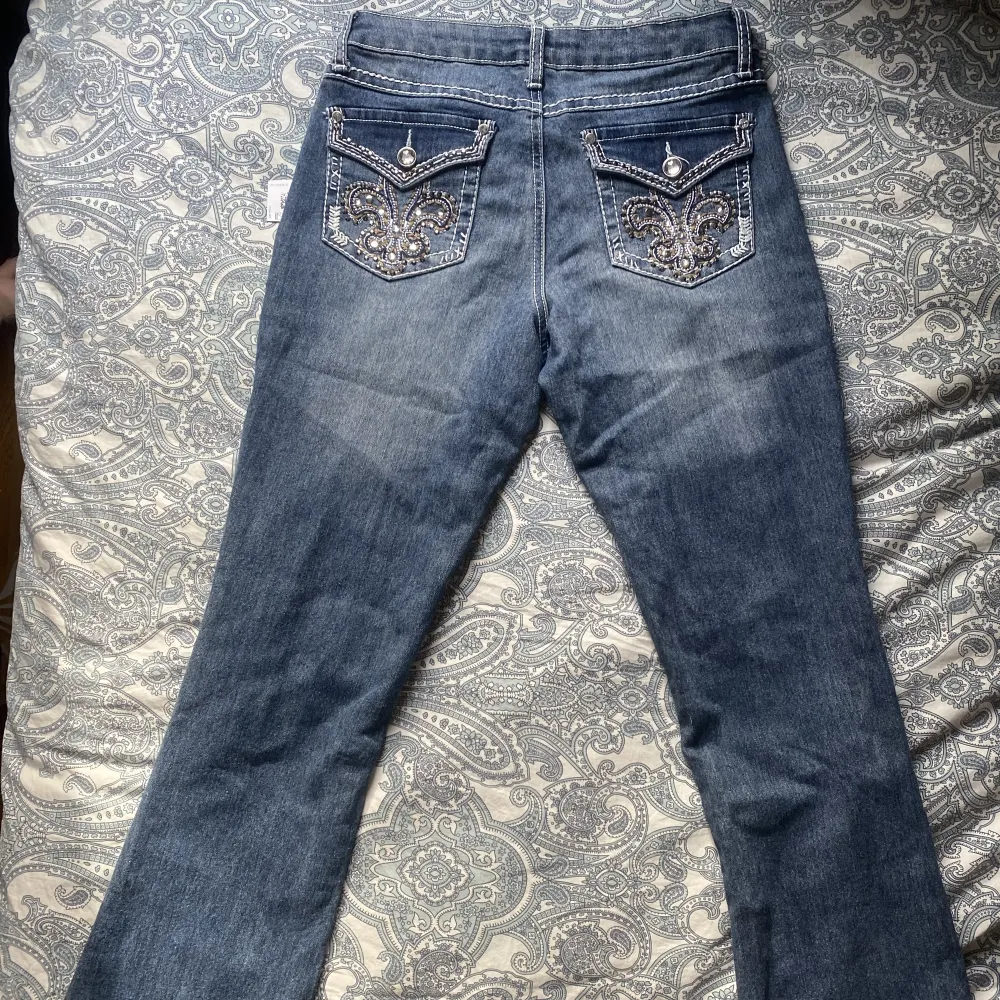 Skit snygga jeans med tryck på bakfickorna ♥️ Inte använda då de är för korta på mig som är 1.67 och säljer därför. Skriv vid intresse eller frågor . Jeans & Byxor.