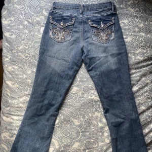 Jeans med tryck  - Skit snygga jeans med tryck på bakfickorna ♥️ Inte använda då de är för korta på mig som är 1.67 och säljer därför. Skriv vid intresse eller frågor 