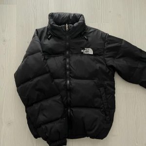 The North Face jacka - Storlek herr M. Använt skick, släpper lite dun från sömmarna. Skicka meddelande för fler bilder.