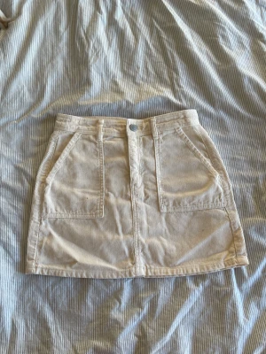 Kjol - En söt kjol som bara är använd en gång  