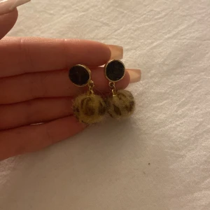 Örhängen  - Jätte söta örhängen som aldrig är använda