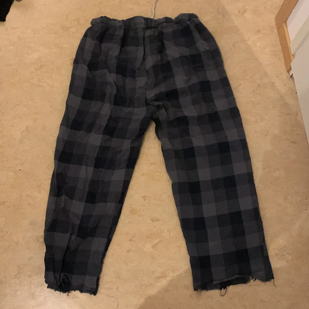 Ett par pyjamasbyxor. Ganska använda men ser bra ut. Är klippta längst ner pga att jag är kort (är 163cm). Vet inte vad för märke det är. Jeans & Byxor.