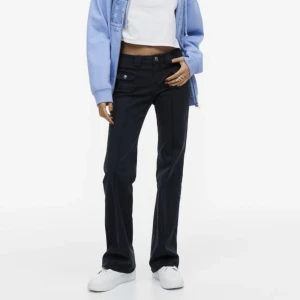 Hm jeans  - Super coola jeans från hm som nu är slutsålda i de flesta storlekarna. De är väldigt populära. Köpte men vet inte riktigt om det är min still. Helt nya och har aldrig använts❤️ Köpare står för frakten 