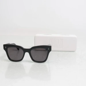 Chimi 005 - Solglasögon från chimi eyewear 005 i svart 🤍 Kan tänka mig att byta mot en annan färg och modell, helst modell 04 i  brun.