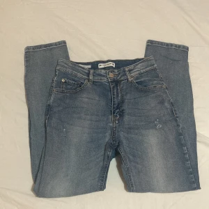 Skinny jeans från Pull & Bear, 38 - Skinny jeans från Pull & Bear, dock med ganska relaxed fit. Jeans tyget är ljust och ganska stretchigt. Använda en del för några år sedan, men har inte använts alls de senaste två åren 🃏