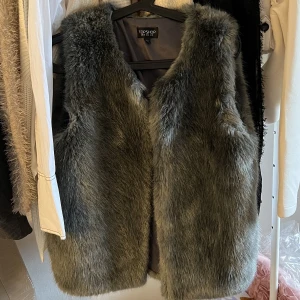 Kort pälsväst - Kort pälsväst från topshop i strl 36! I perfekt skick ❤️🤝 använd gärna köp nu😚🥳
