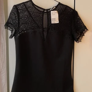 spets tröja - Säljer denna jättefina oanvända tröja ifrån H&M. Denna är lite för stor för mig och därför har den inte kommit till användning💗 köparen står för frakten, skriv för funderingar eller intresse Högsta bud: 190