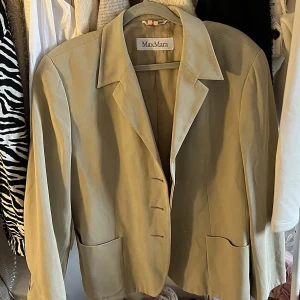 Max mara blazer - SÄLJER denna vintage blazern från MAx mara. Superbra skick!!! Boxig i modellen vilket är så COOLT å trendigt. Motsvarar en strl på cirka S-M ( står ingen storlek) ⚡️⚡️💕💕 jag är 171 cm för referens!! Nypris ligger på 3600 kr!