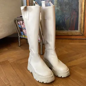 Stradivarius  Höga boots med platåsula. Storlek 35, jag har vanligtvis 36(och breda fötter) men dessa passade mig utmärkt! Använda ett fåtal gånger men lätt smutsiga. Se bilder. Storlek 35, stora i storleken, brukar ha 36-37