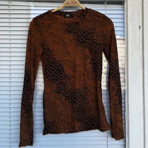 Meshtopp  - Meshtop i perfekt skick, inga skavanker eller dylikt säljes. Strl: s.   Pris: 50 kr, kan fraktas för 30 kr (ej spårbart) eller 69 kr (spårbart) som köparen står för, går även bra att mötas upp i centrala Göteborg. 