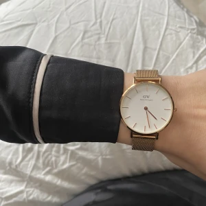 Daniel wellington klocka - Helt oanvänd Daniel Wellington klocka som jag fick i juklapp för många år sedan. Inga defekter och box kvar